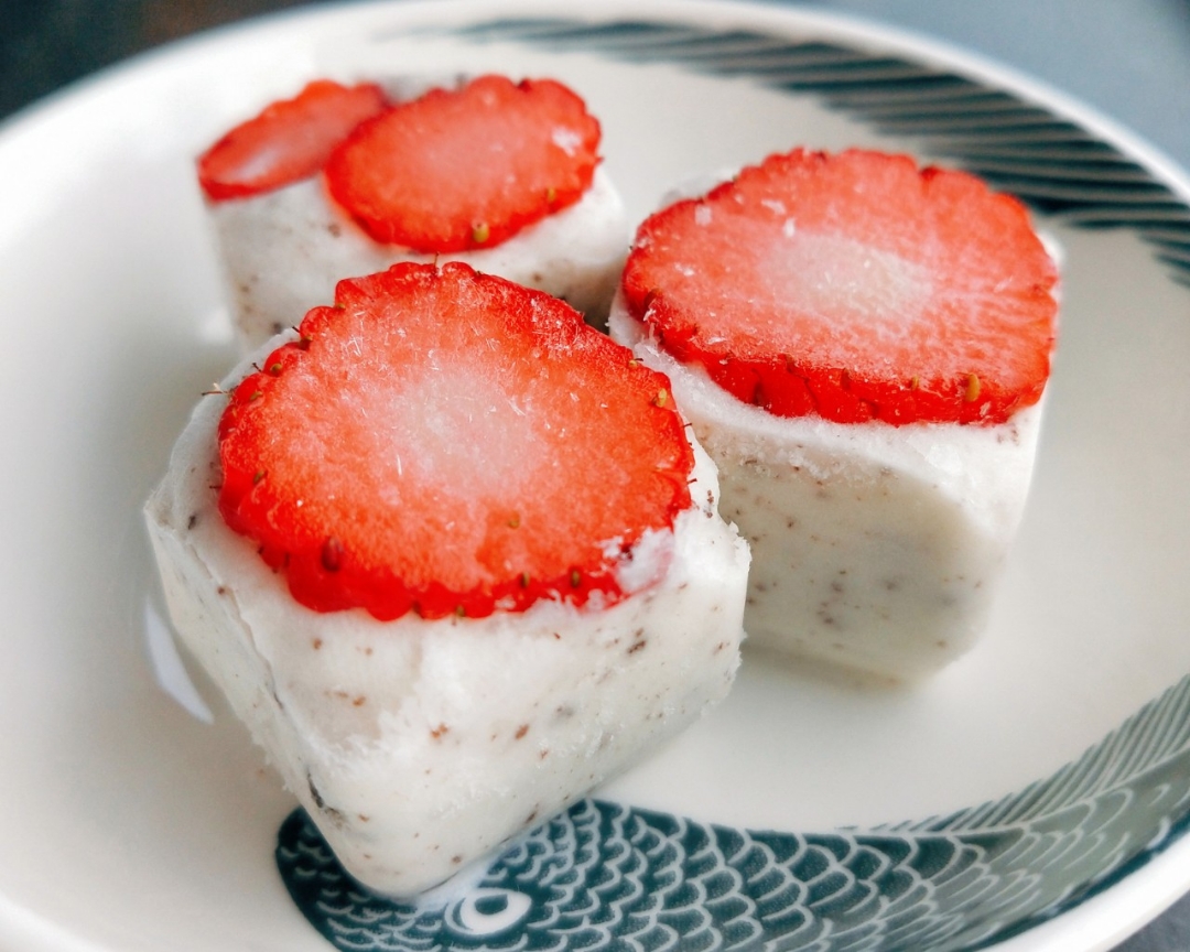 草莓奥利奥奶油雪糕的做法