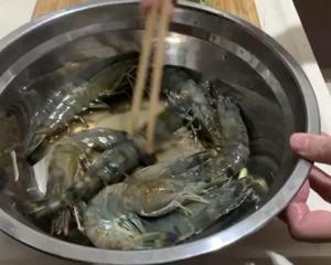 黑胡椒干烧大虾的做法 步骤3