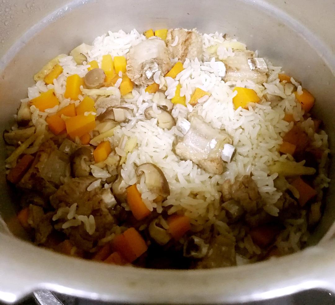 喷香排骨焖饭（爆好吃）