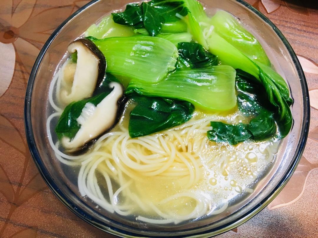 李小洋洋洋做的青菜鸡汤面