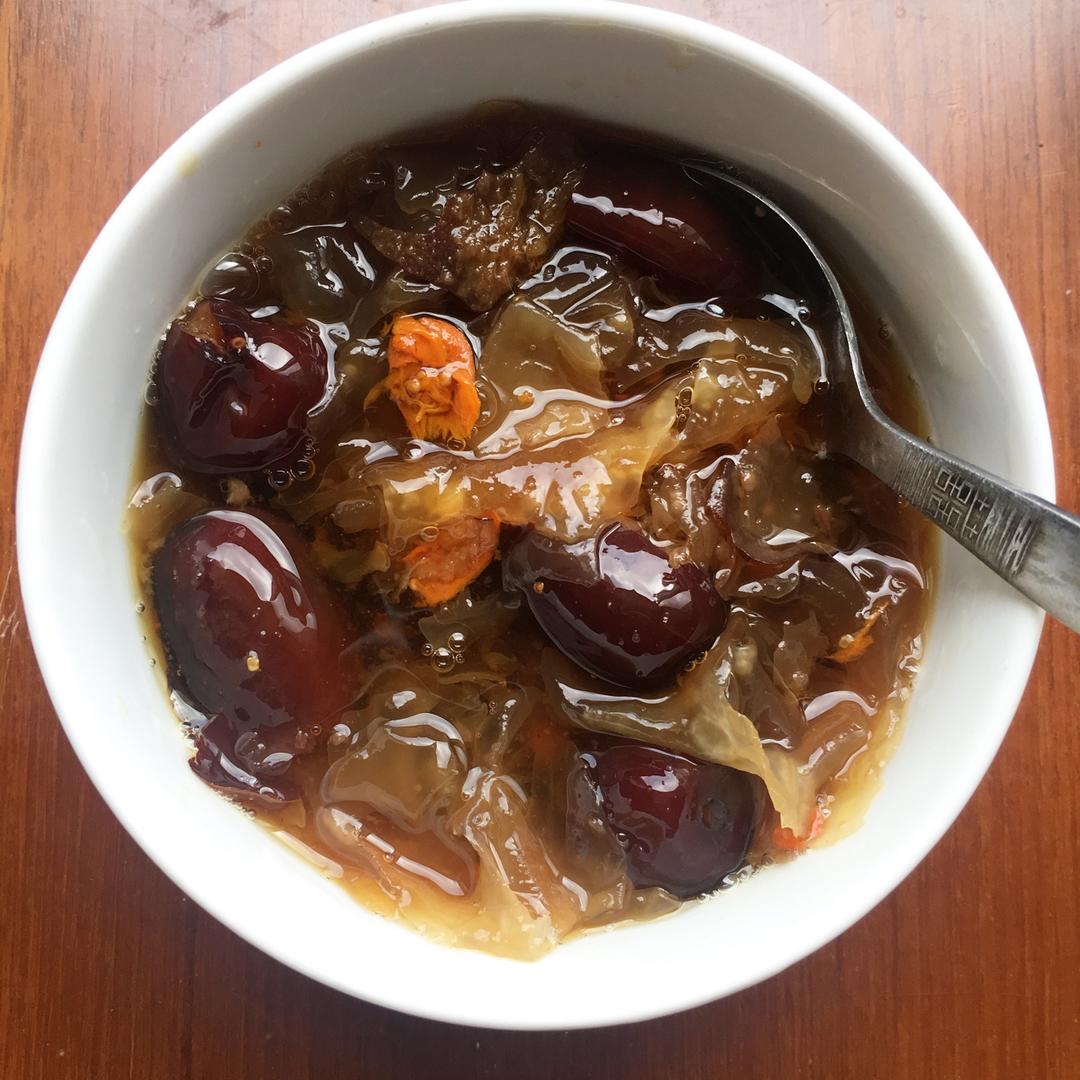 冰糖银耳红枣汤