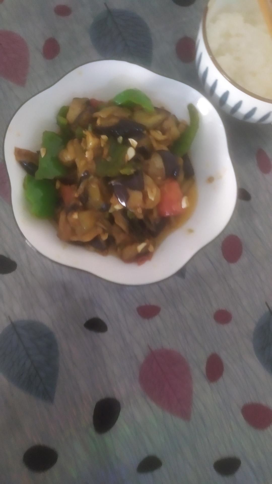 红烧茄子（佐西红柿尖椒）