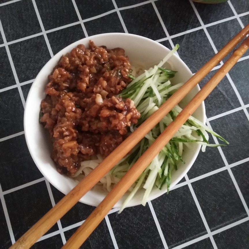 我发誓这将是你吃过最好吃的炸酱面，一口下去回味无穷！！！