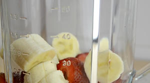 草莓香蕉酸奶冰的做法 步骤3