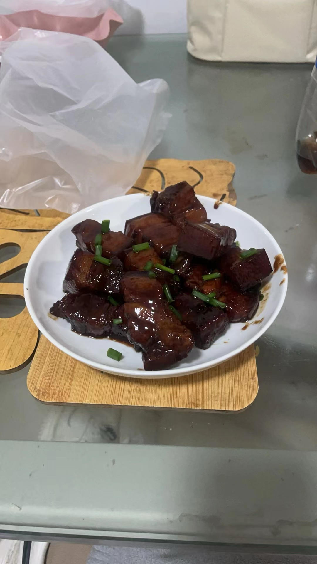 吃着碗里望着锅里的红烧肉