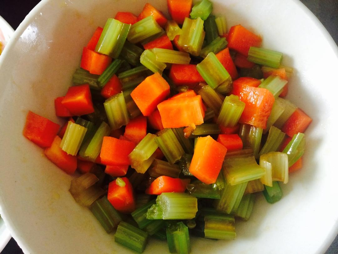 凉拌芹菜花生米胡萝卜