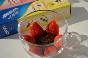 五分钟超快手甜品🍓网红奥利奥草莓酸奶杯的做法 步骤2