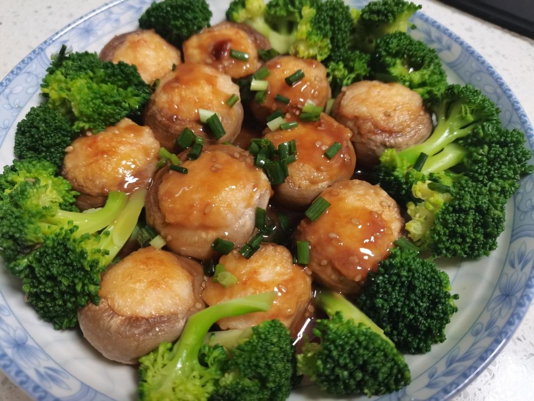 一口爆汁的虾滑酿口蘑