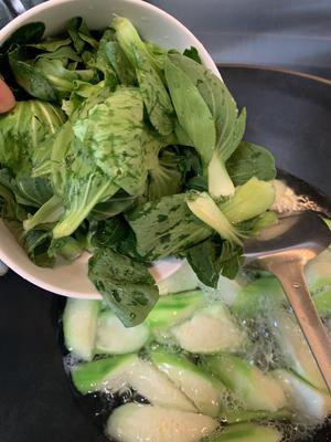 丝瓜 青菜 金针菇 素肠 汤的做法 步骤7