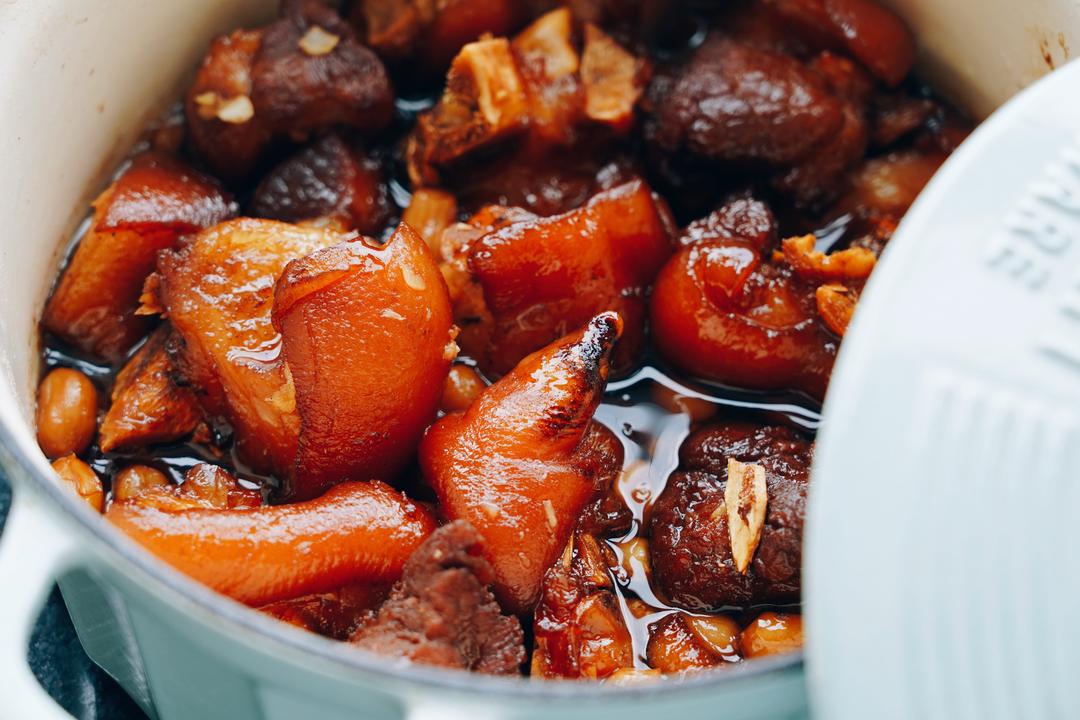 蕉醋黄酒无水花生猪脚煲【7月北鼎珐琅铸铁锅食谱】