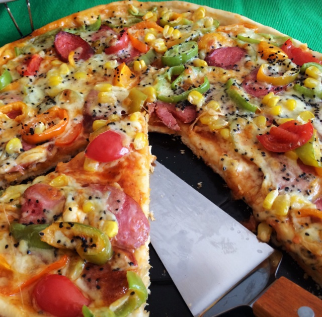 薄饼脆皮火腿pizza