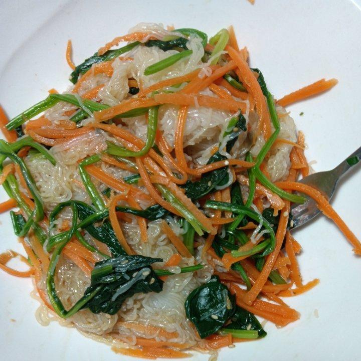 开胃爽口又营养的菠菜拌粉丝