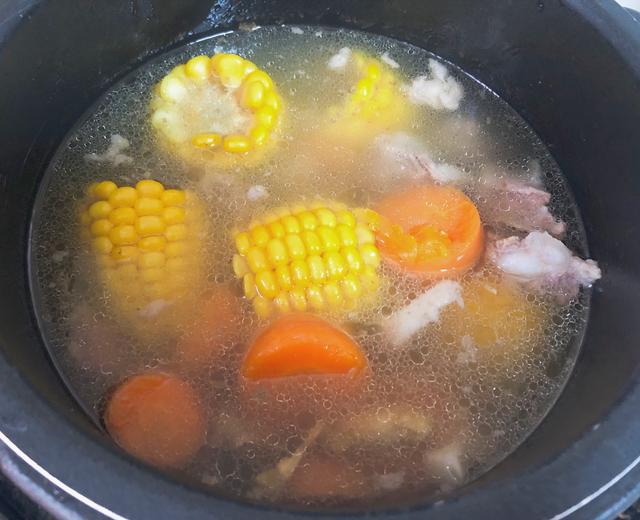 玉米排骨红萝卜汤
