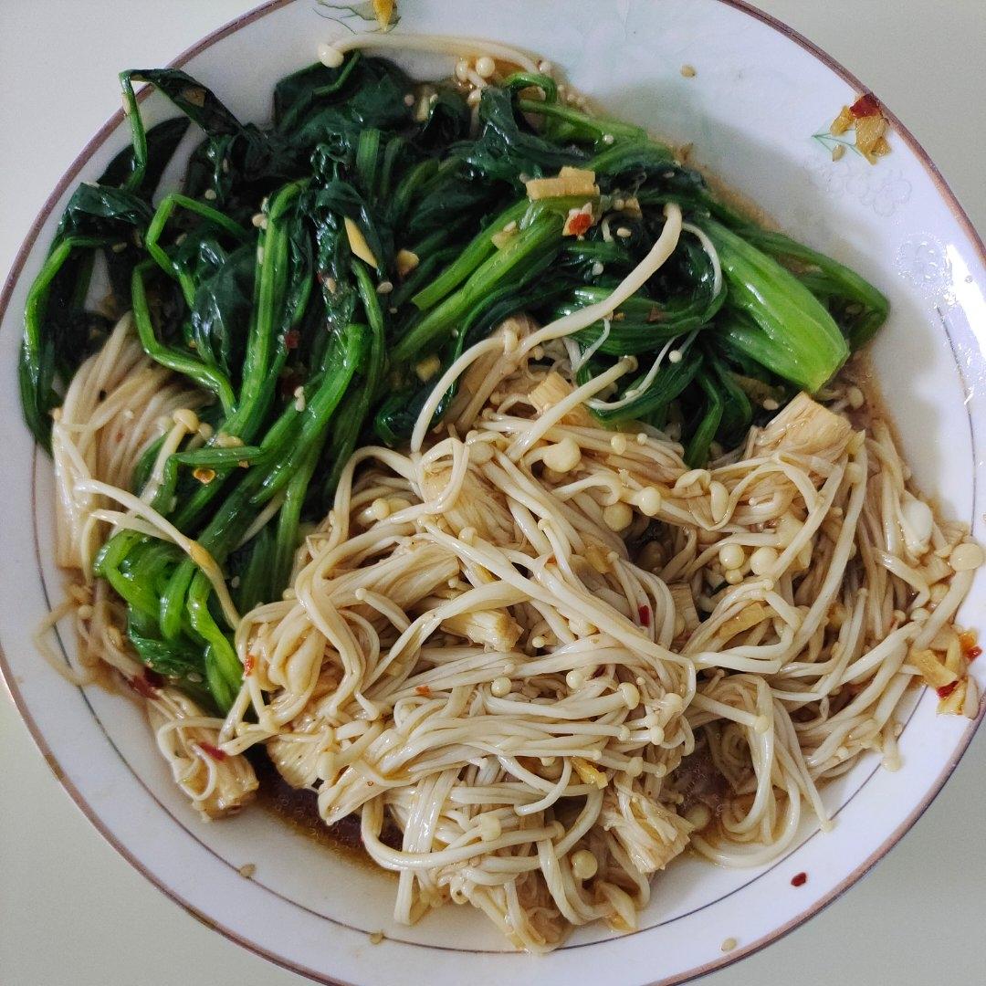 解馋减脂餐！酸辣开胃又下饭的菠菜拌金针菇