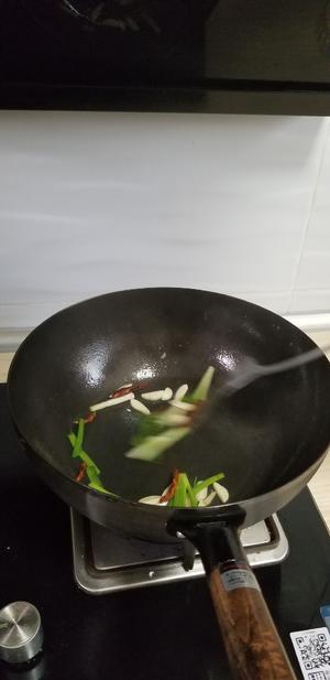 酥香椒盐基围虾的做法 步骤5