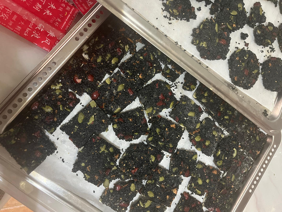 无油无蔗糖养生小零食，芝麻红枣核桃脆饼