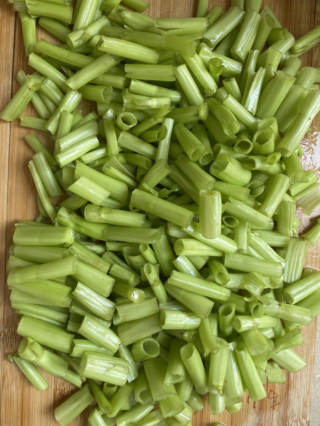 好吃的下饭菜酸菜炒空心菜杆的做法 步骤2