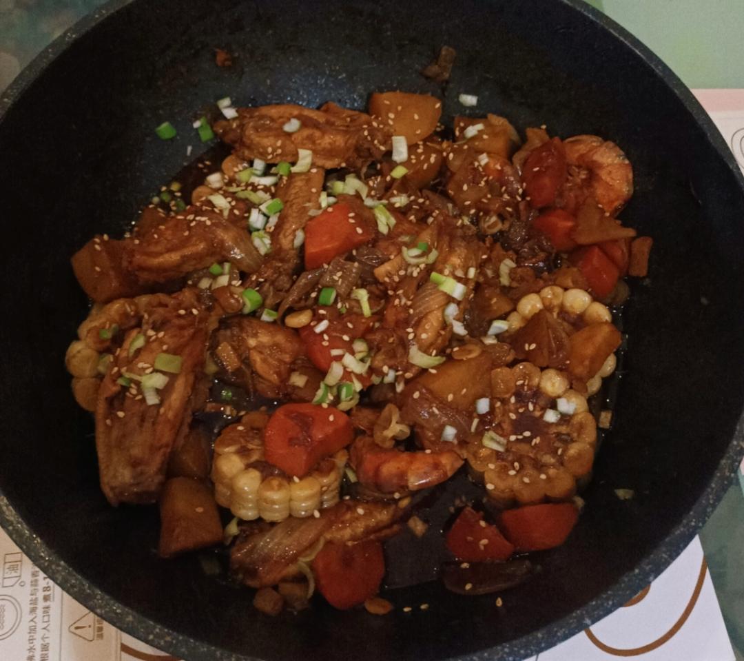 巨下饭的鲜虾鸡翅玉米煲