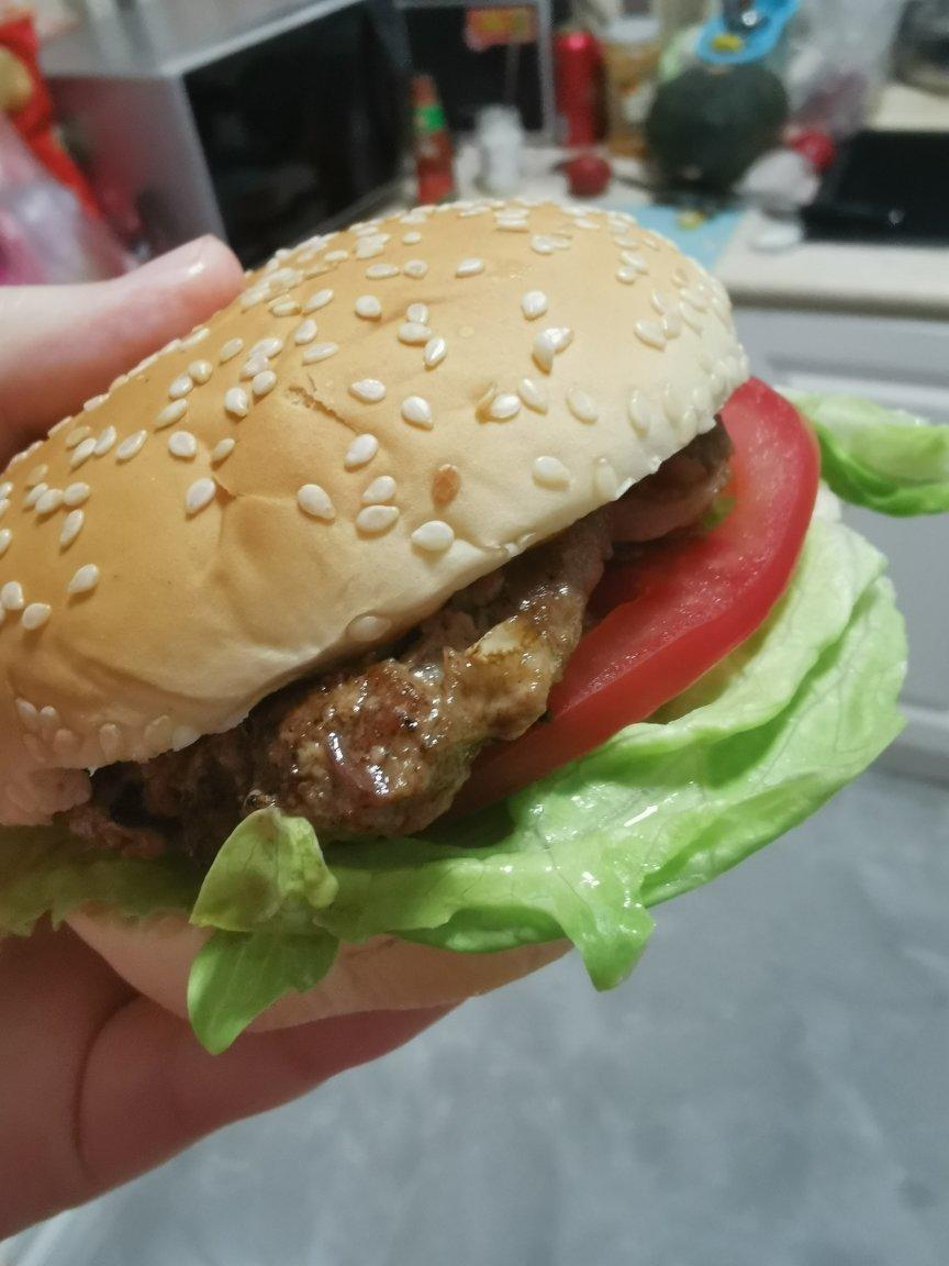 正宗的麦当劳双吉牛肉汉堡