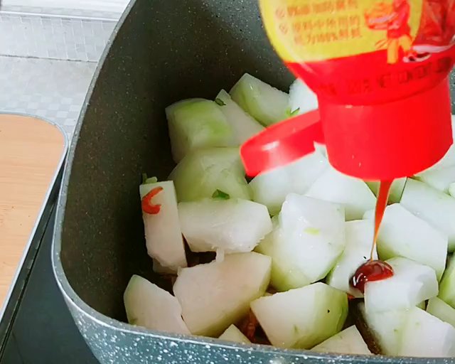 夏日这样吃冬瓜，能下两碗饭~蚝油虾米烧冬瓜的做法 步骤3