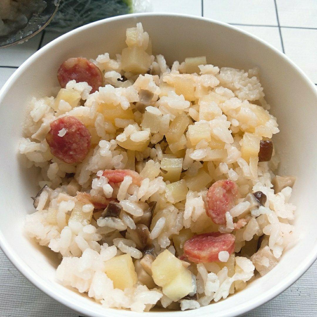 香菇土豆腊肠焖饭