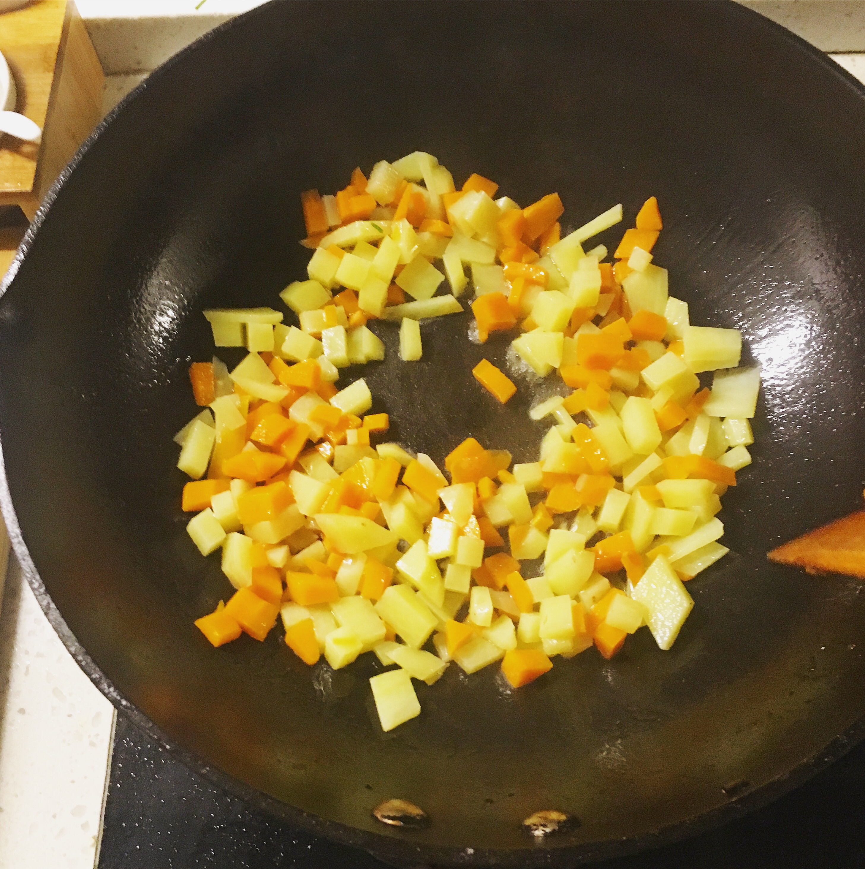 简单美味的土豆咖喱鸡翅的做法 步骤6