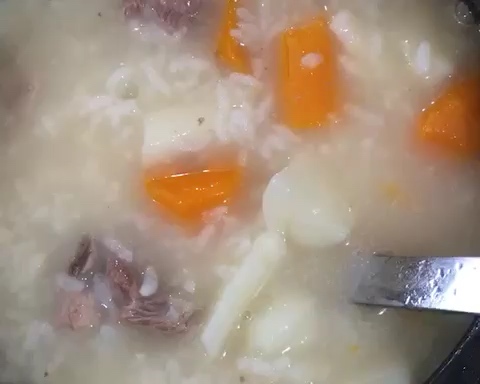 胡萝卜山药排骨粥的做法