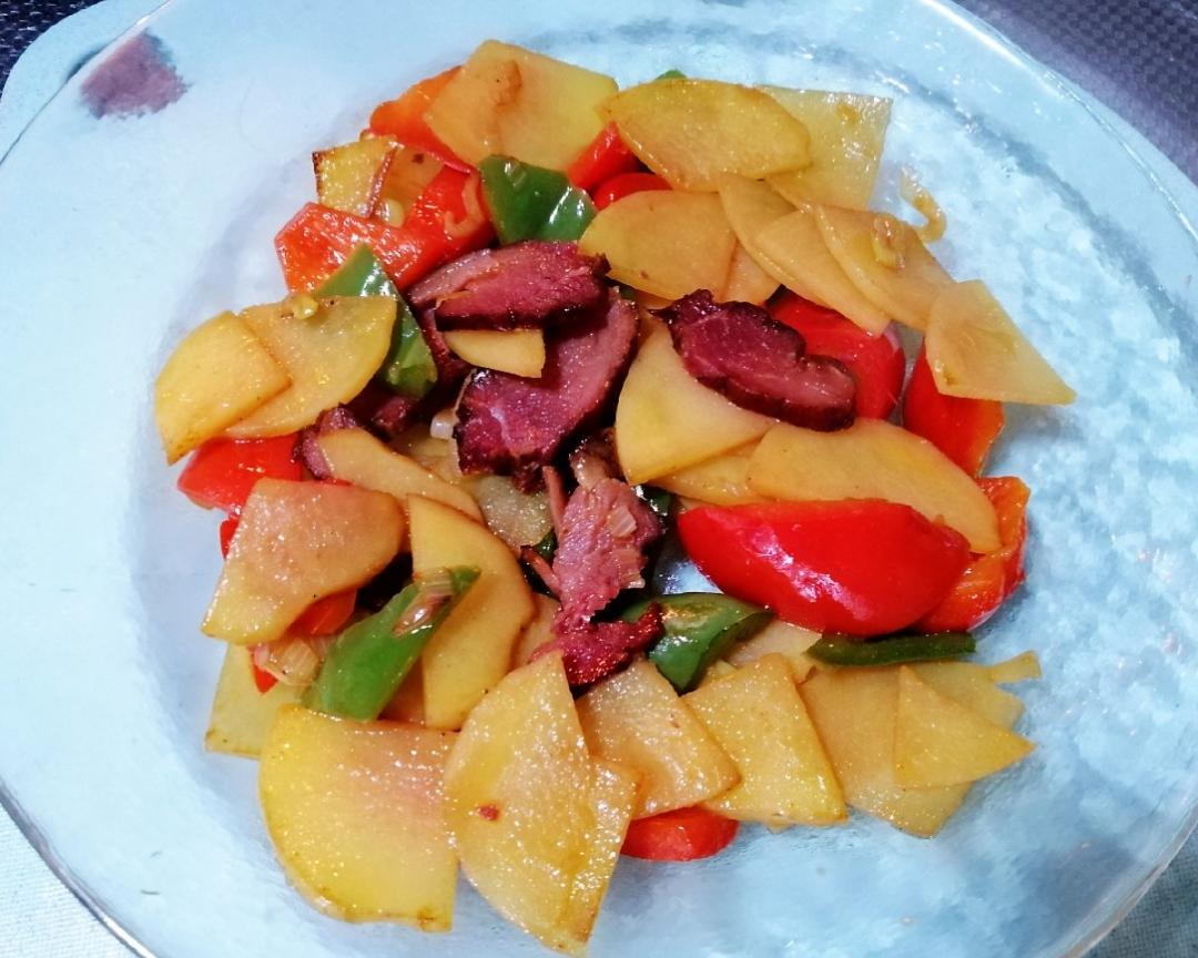 彩椒炒腊肉土豆片的做法