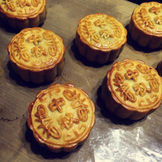 广式蛋黄莲蓉月饼