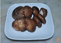 香菇炖腊肉骨头的做法 步骤2
