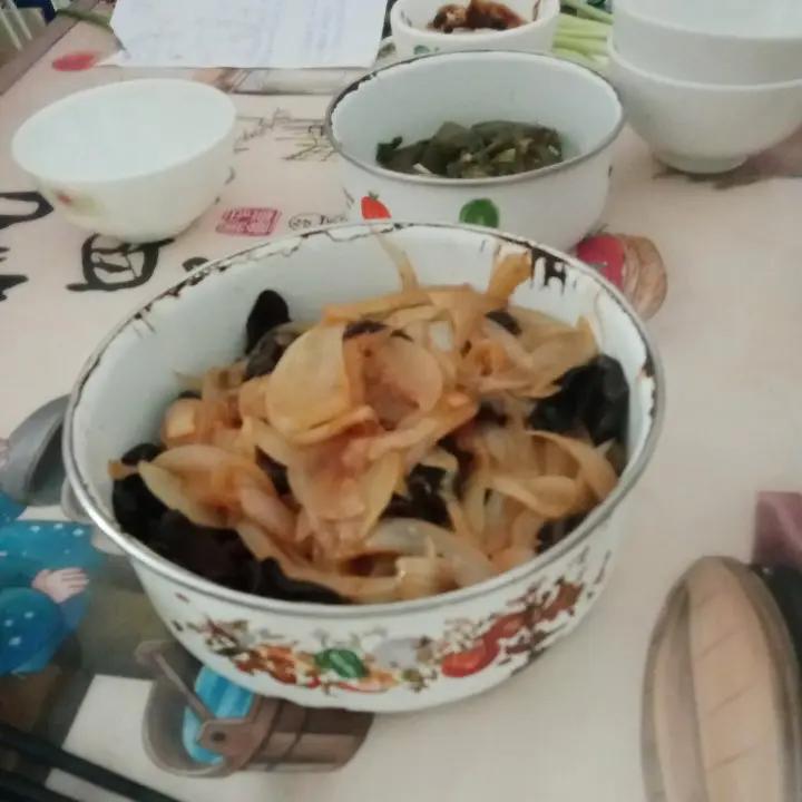 洋葱炒木耳