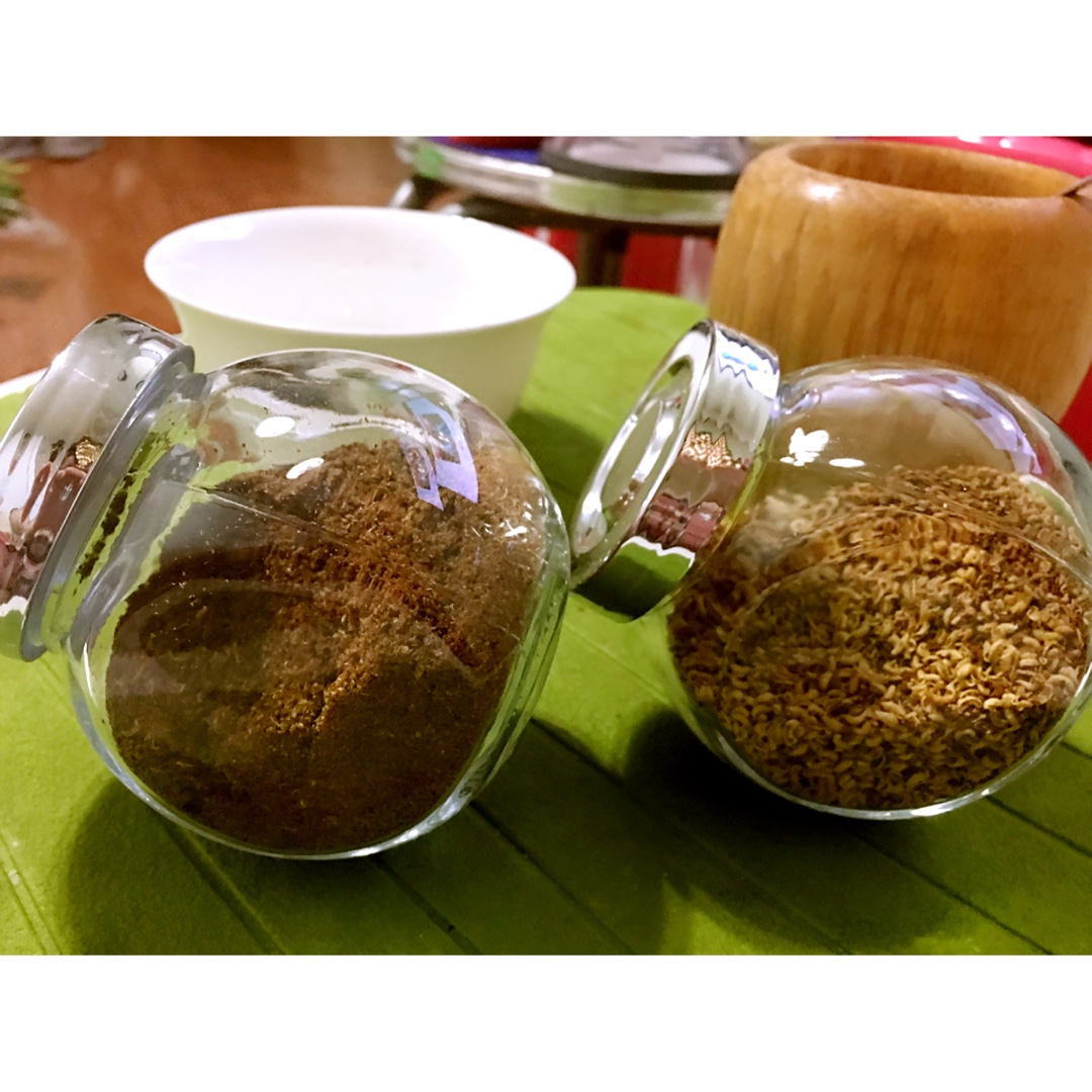 忙碌厨青年做的自制花椒粉