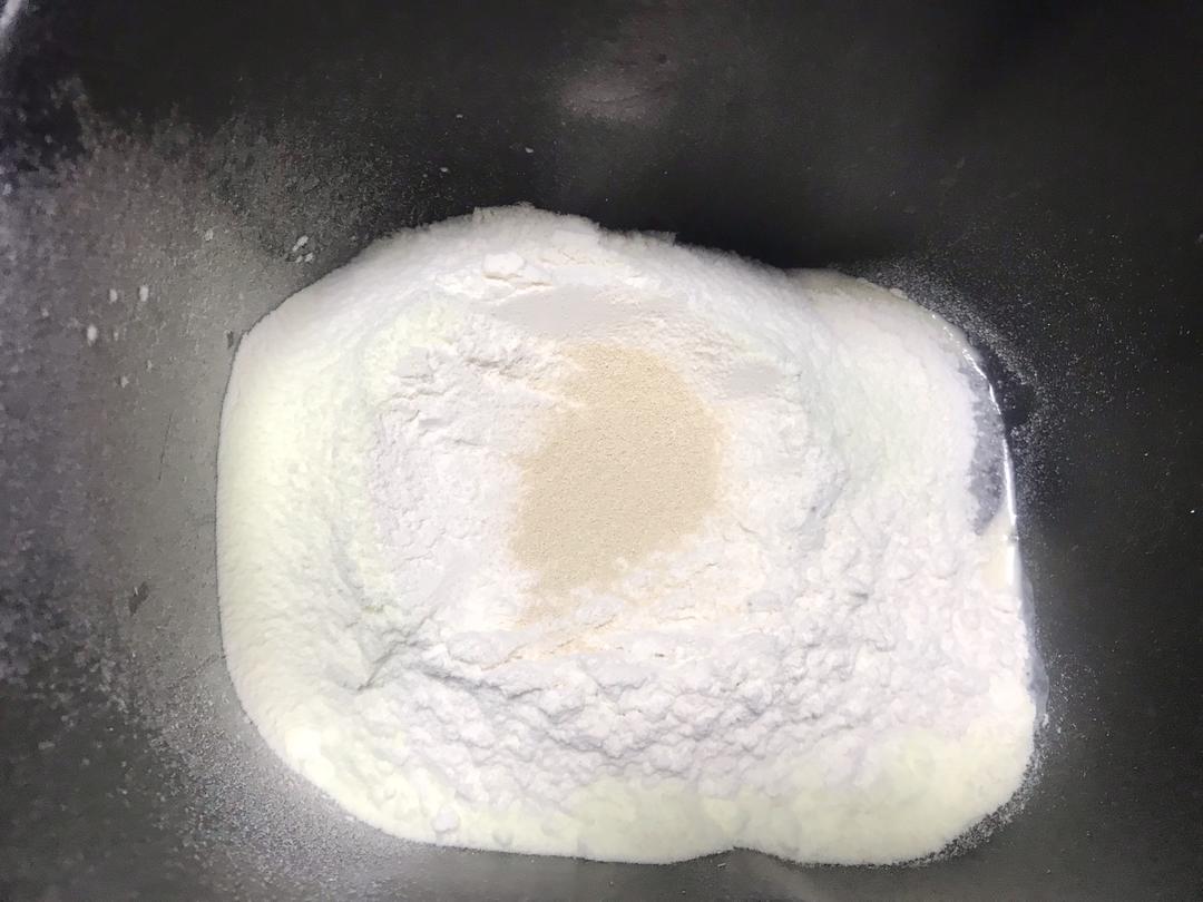 南瓜乳酪夹心面包（面包机揉手套膜）的做法 步骤2