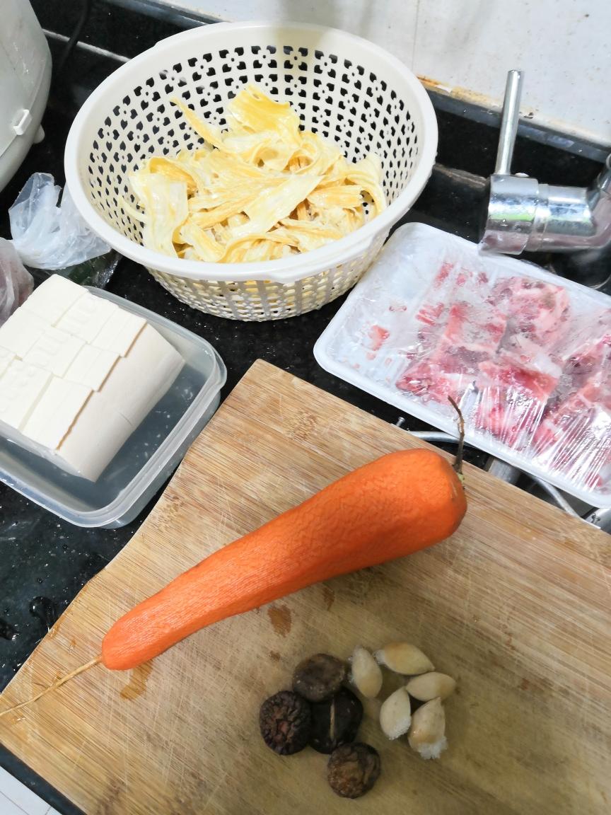 广东式煲汤之豆腐腐竹白果红罗卜猪骨汤