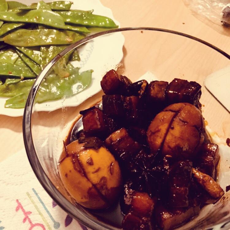 吃着碗里望着锅里的红烧肉
