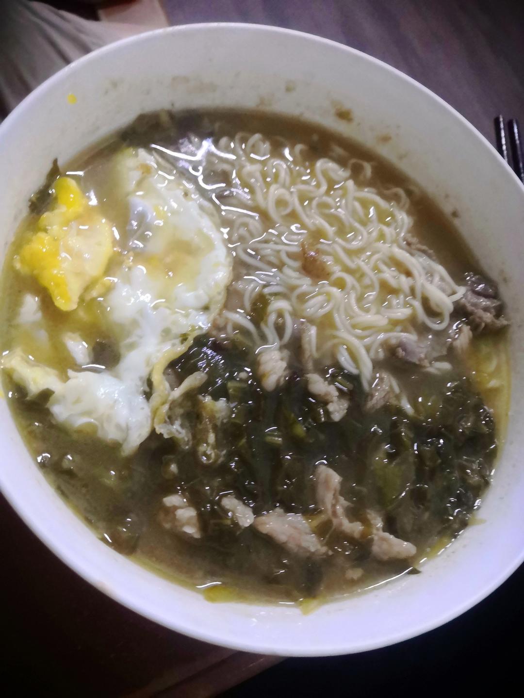 不留一口汤的酸爽面条 ｜ 酸菜肉丝面