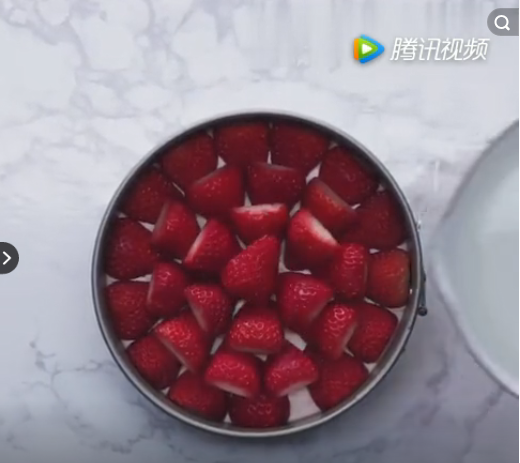 双层草莓起司蛋糕（一整块草莓果冻顶的做法 步骤15