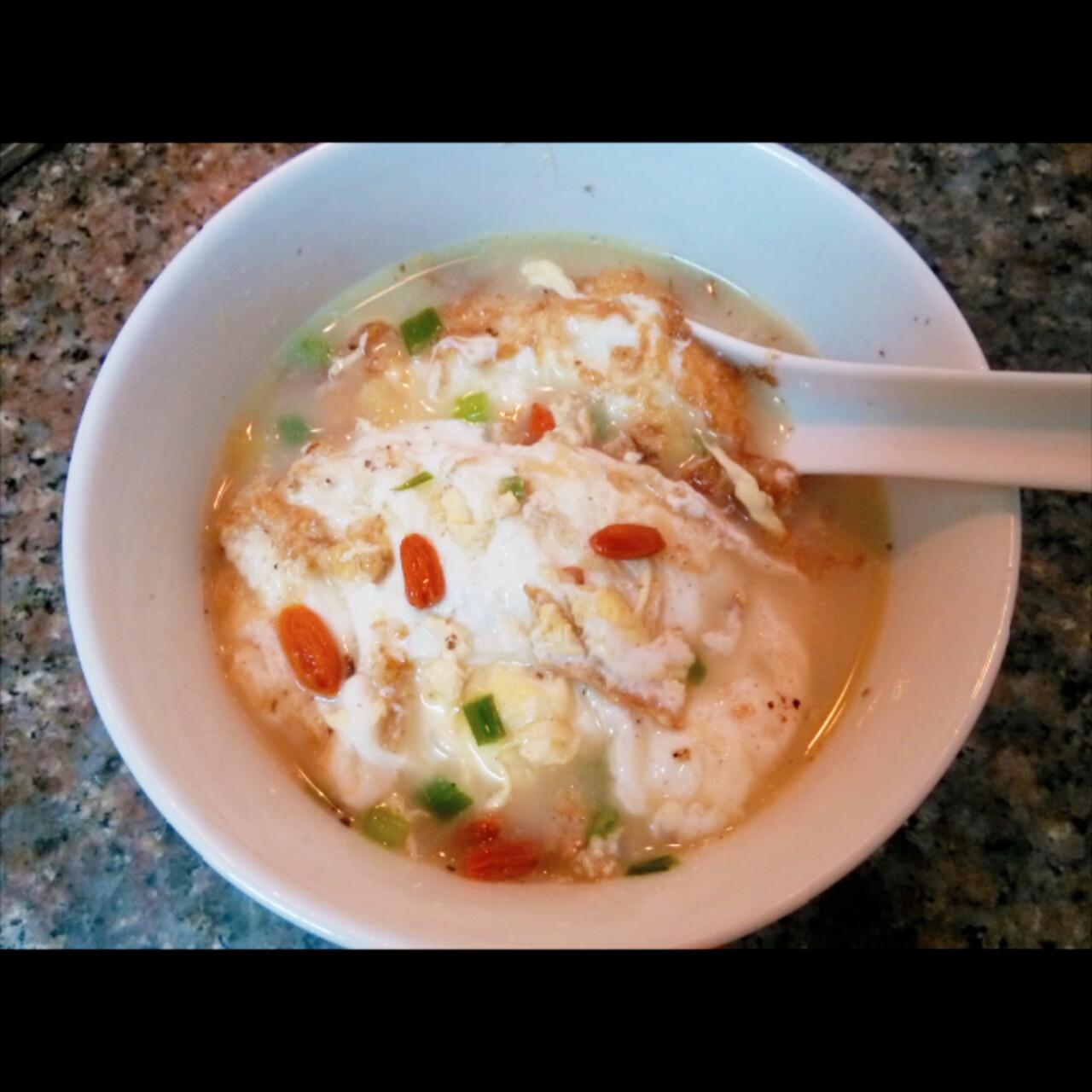 【暖胃】煎蛋枸杞子烧酒汤的做法
