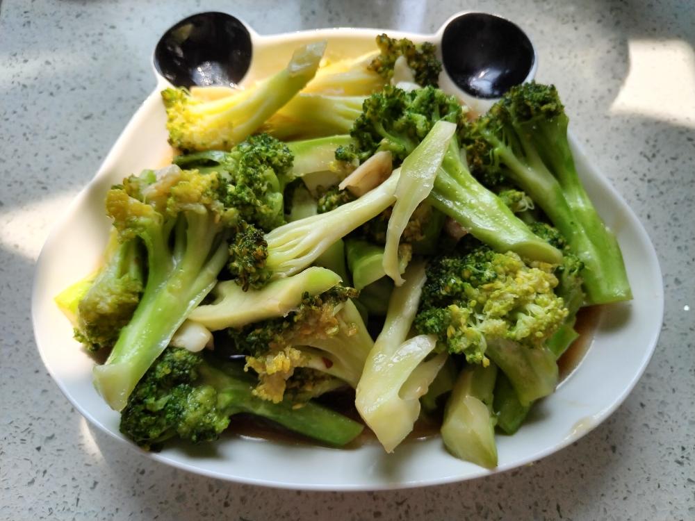 好吃到爆的耗油蒜蓉西兰花(从不修图，喜欢请关注)
