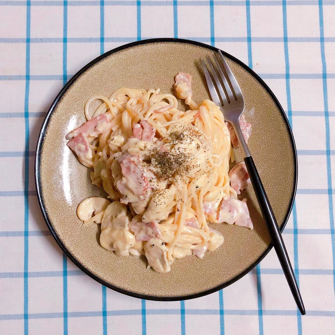 白蘑菇奶油培根意面