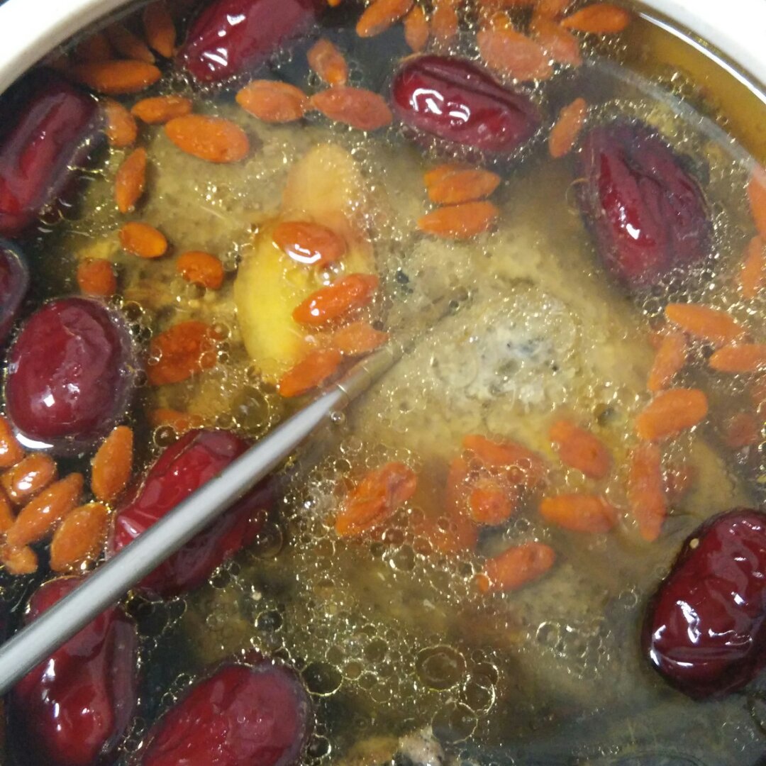 枸杞红枣乌鸡汤
