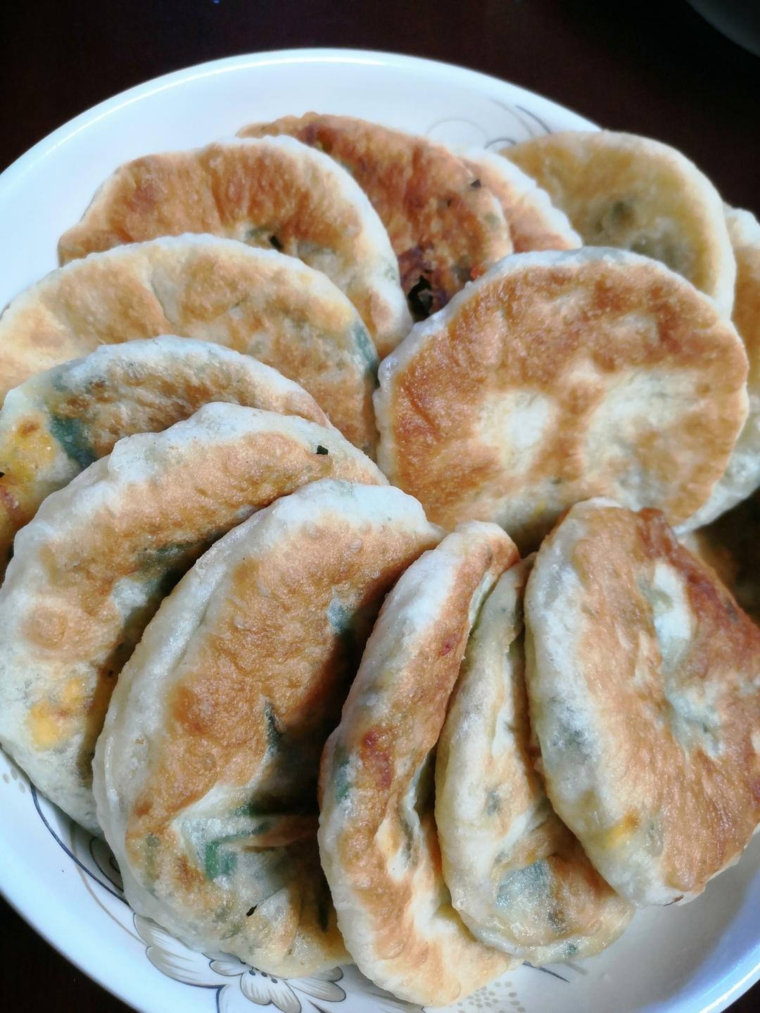 薄皮韭菜馅饼，不发面不烫面，这样做，香喷喷的冷了都好吃