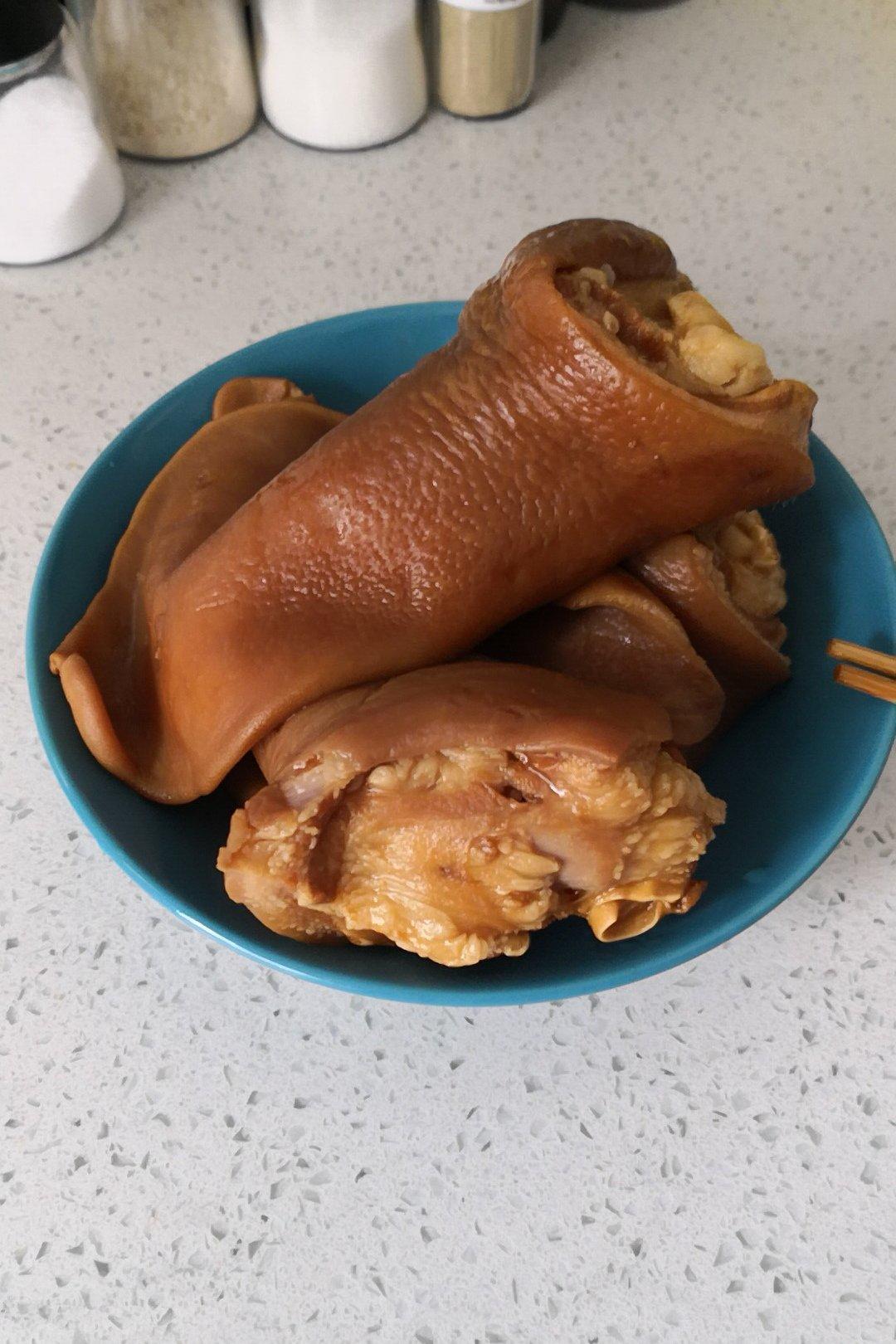 卤猪耳朵