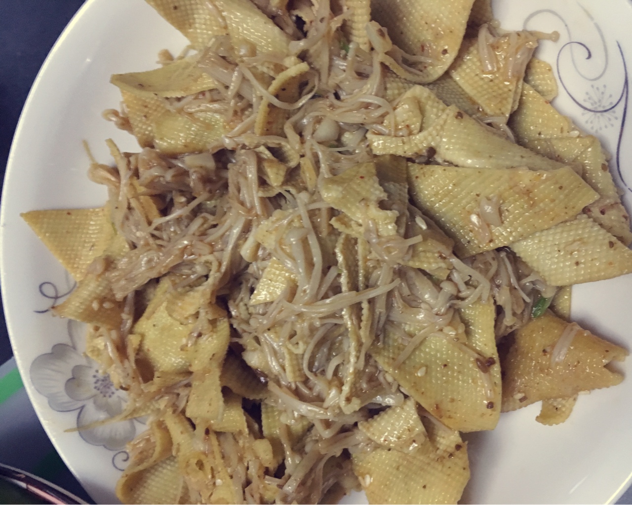 金针菇炒豆腐皮(烧烤味)