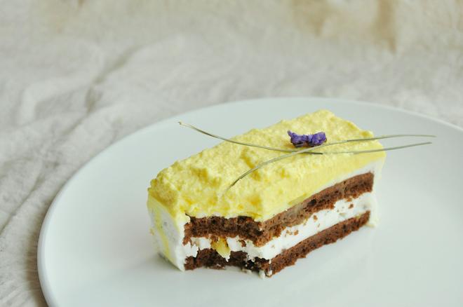 酸奶黄桃慕斯配巧克力蛋糕的做法