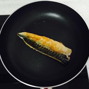 煎鲭花鱼的做法 步骤2