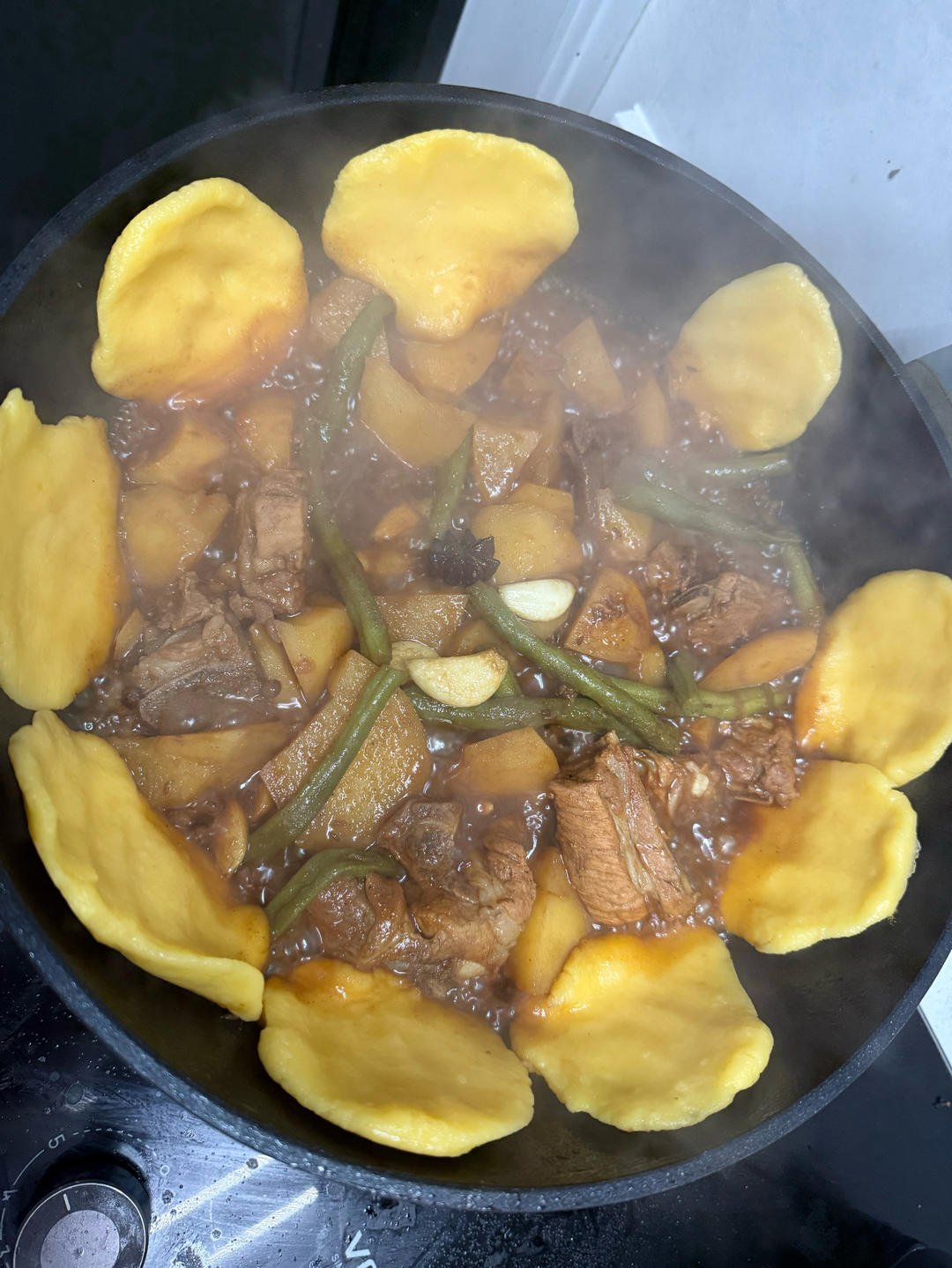 冬日美食|东北铁锅炖豆角排骨土豆（贴饼子一锅出）