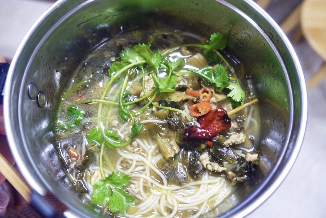 一人吃掉一大锅的小锅米线