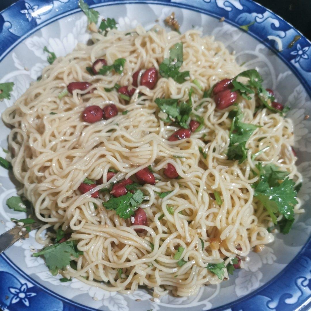 简单凉拌面只要五分钟，美食的快乐你值得～