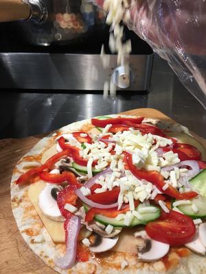 意大利香料风味蘑菇蔬菜披萨的做法 步骤4